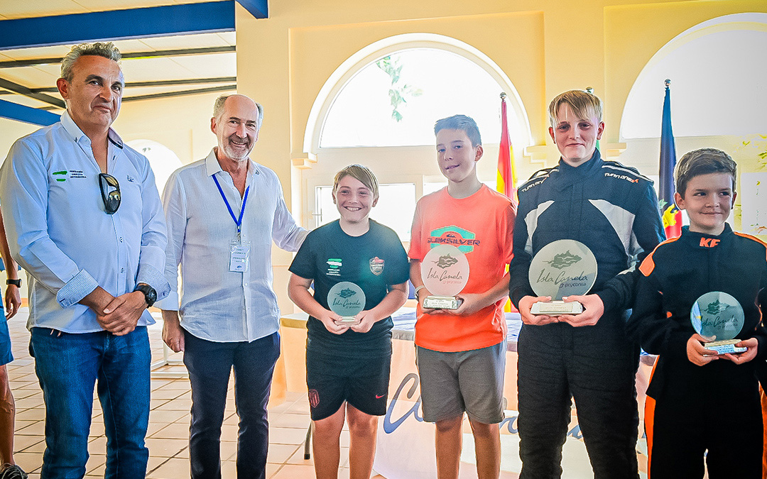 Los campeones de la categoría GT15 posan con sus trofeos