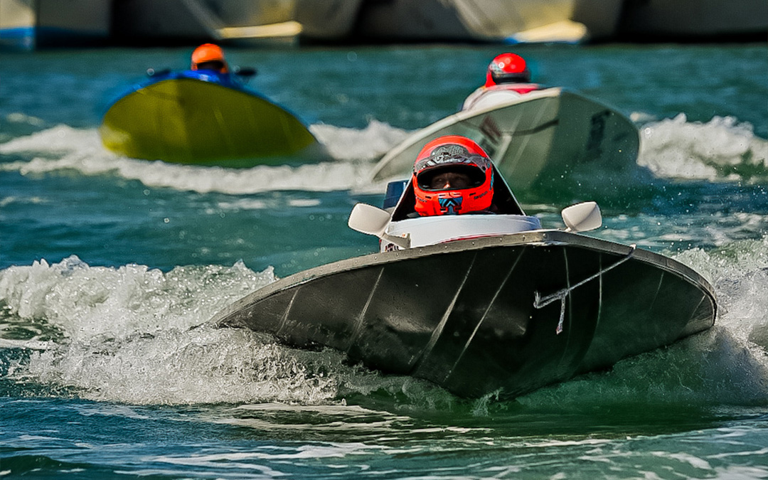 Tres barcos del Campeonato de España de Motonáutica sobre el mar