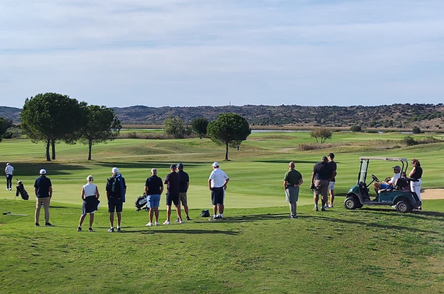 Jugadores de golf observando los golpes de sus compañeros