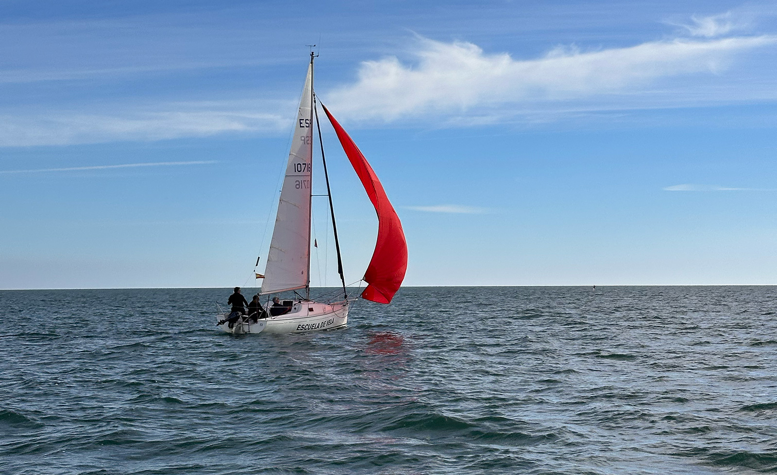 La embarcación de la Escuela de Vela navegando con buen viento