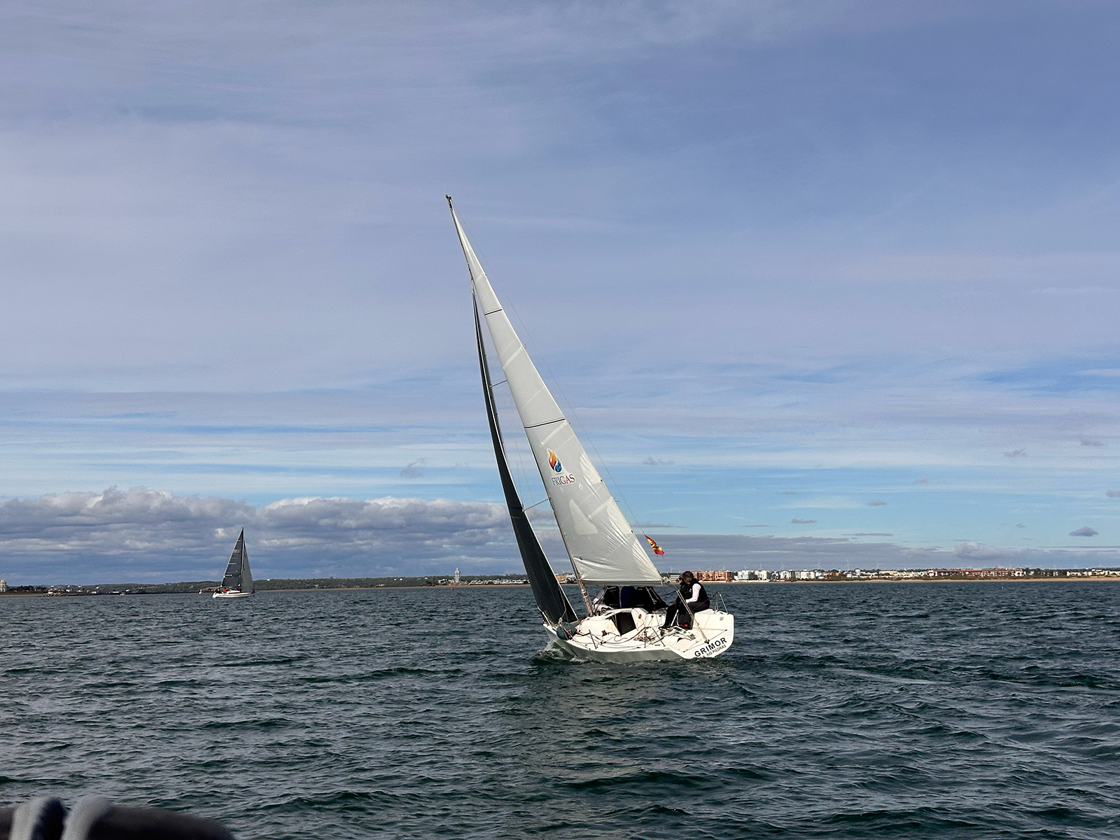 Una embarcación maniobra en las aguas de Isla Canela