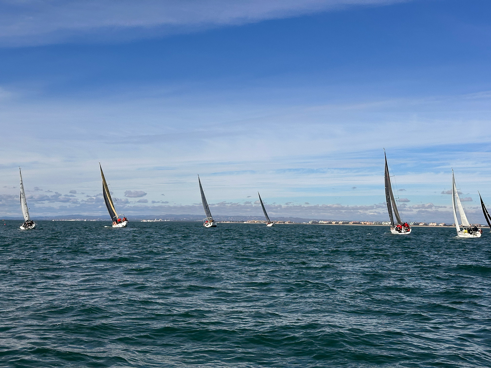 7 embarcaciones compiten en las aguas de Isla Canela