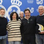 Los tripulantes de Isla Canela 6 recogen su trofeo