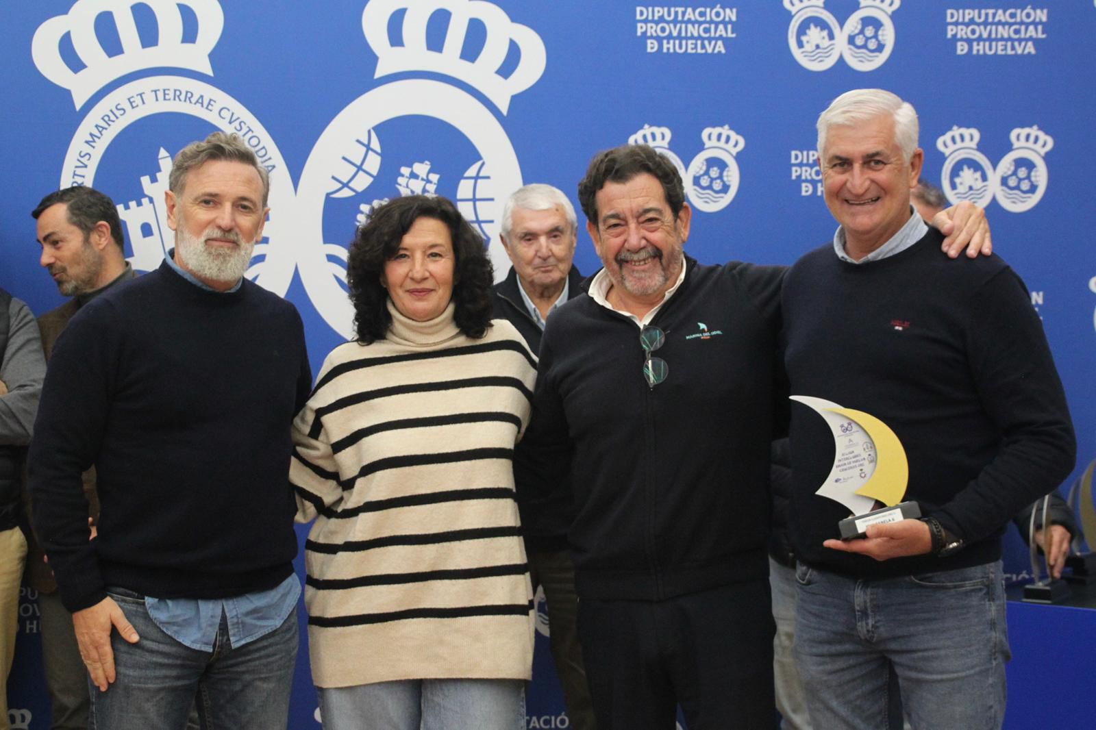 Los tripulantes de Isla Canela 6 recogen su trofeo
